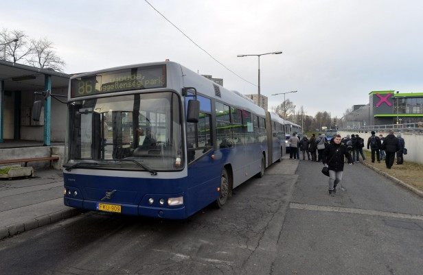 Sötét füstfelhőt eregetnek a buszok a hőségben feltekert klíma miatt