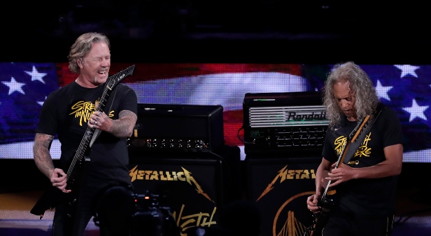 James Hetfield, a Metallica amerikai metálzenekar énekese (b) Kirk Hammet szólógitárossal.