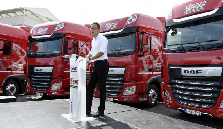 Állami pénzekből dübörög a Szijjártó-család autósport biznisze