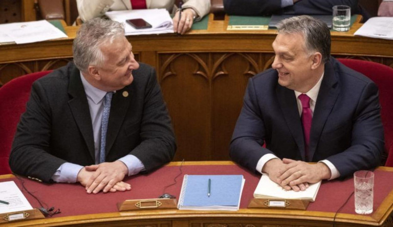 Csak néhány európai országban van akkora különbség az átlagbérek és a képviselői fizetések között, mint nálunk