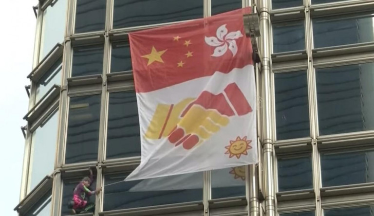 Óriásmolinóval békítené ki a hongkongi tüntetőket és a kínai kormányt a francia pókember
