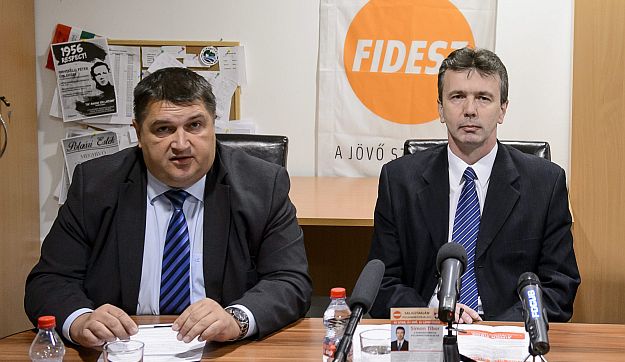 Becsó Zsolt (balra) egy fideszes sajtótájékoztatón