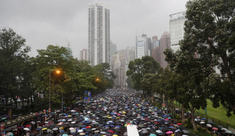 Megint százezrek tüntetnek Hongkongban, miközben a szomszédos Sencsenben kínai biztonsági erők gyakorlatoznak