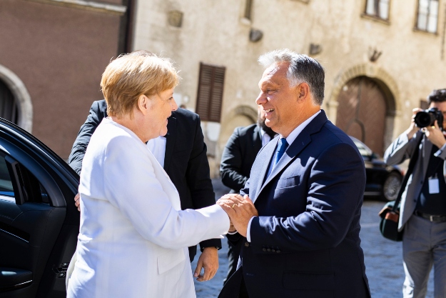 rbán Viktor kormányfő fogadja a Páneurópai Piknik 30. évfordulója alkalmából érkező Angela Merkel német kancellárt.