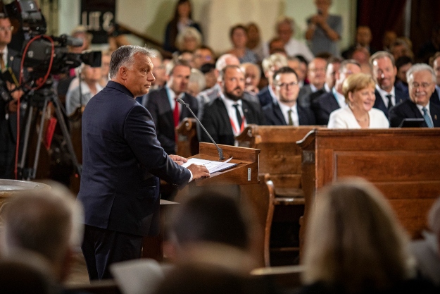 Orbán Viktor kormányfő beszédet mond a Páneurópai Piknik 30. évfordulója alkalmából tartott ökumenikus istentiszteleten.