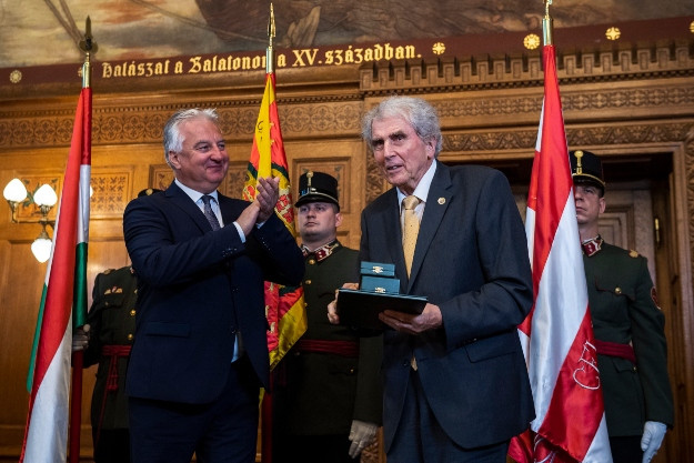 A második Orbán-kormány oktatásért felelős minisztere is aláírta a státusztörvény elleni nyilatkozatot
