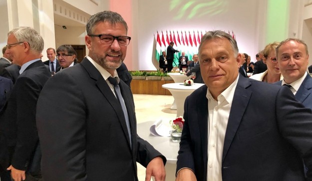 A vádlottal nemrég még együtt fotózkodott Orbán