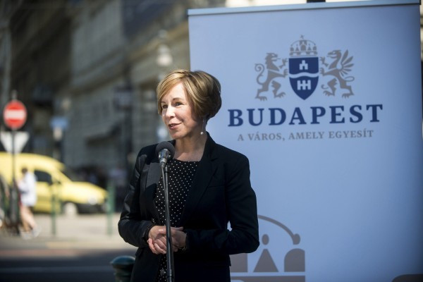 A fideszes politikus 200 milliós villája elé vonultak, máris rájuk szállt a rendőrség