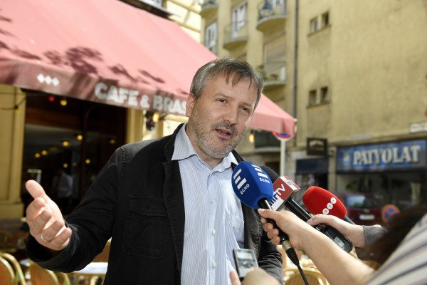 Júliusban még az ingatlanmutyi miatt támadta, most mégis beállt Tüttő Kata mögé a Liberálisok belvárosi jelöltje