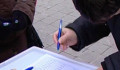 Az önkormányzati tévé munkatársa is megjelent a fideszes aláírásgyűjtőkkel Szolnokon