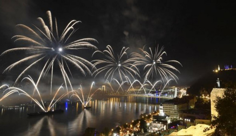 Orbán várbeli erkélyéről élvezte a tűzijátékot egy brit politikus