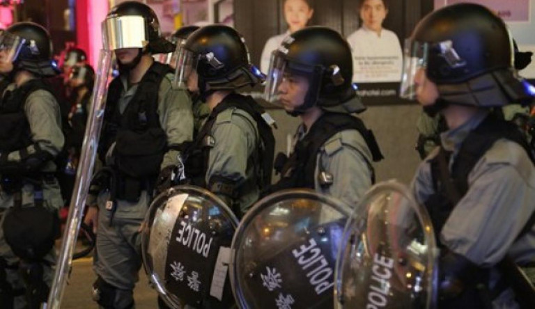 Használta lőfegyverét egy rendőr a Hongkongban zajló tiltakozásokon