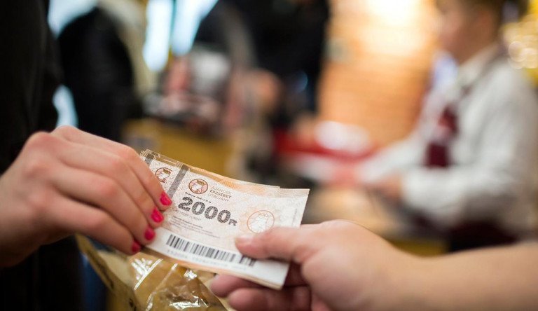 Átruházható lesz a rezsiutalvány, de csak egyszer viszi ki a postás