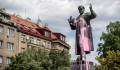 Prágában letakartattak egy vitatott megítélésű háborús emlékművet