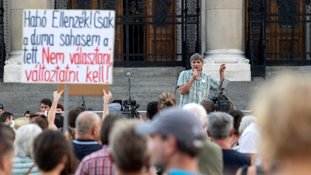 Szűcs Tamás, a Pedagógusok Demokratikus Szakszervezetének (PDSZ) elnöke beszél a köznevelési törvény elleni tiltakozó demonstráción a Kossuth téren.