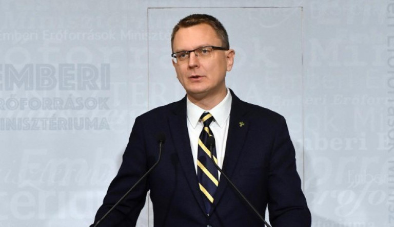 Rétvári Bence szerint ha büszke magyarokat nevelünk, a magyarság sorsa felvirágzik