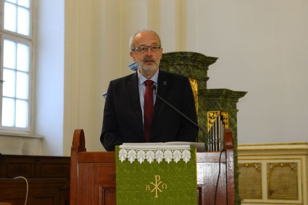 Tüske László beszédet mond a Deák téri evangélikus templomban, 2018-ban