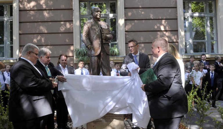 A Mazsihisz szerint egy antiszemita szobrát avatta fel Rétvári Bence