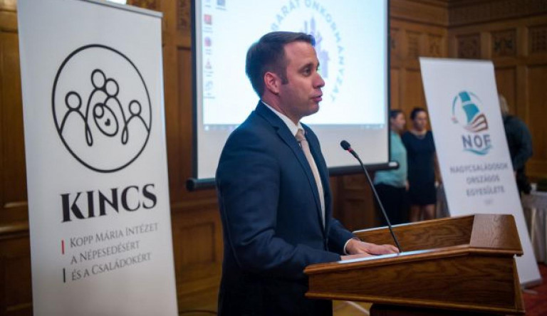 Dömötör Csaba szerint a politikai korrektség korlátai és az új digitális technológiák veszélyeztetik a családpolitikát