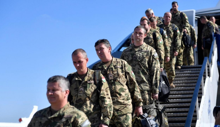 Katonai konvoj közlekedik több forgalmas útszakaszon hétfőn