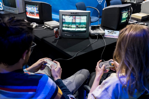 Retró számítógépes játékkal játszanak fiatalok a V4 Future Sports E-sport fesztiválon a BOK Sportcsarnokban 2018. március 25-én.
