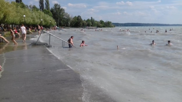 Törvényjavaslatot nyújtott be az MSZP a természetes tavak strandjainak védelmére