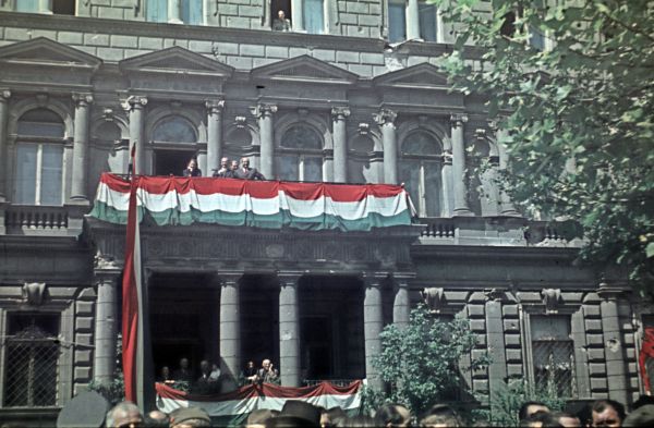 Tildy Zoltán köszönti a felvonulókat május elsején (1946)