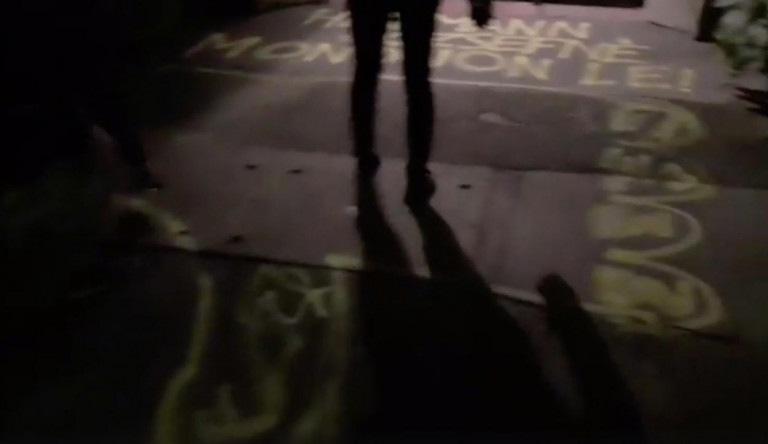 Az aszfaltra festették, hogy mondjon le a szekszárdi gimnázium igazgatónője