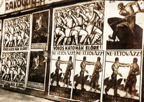 Budapesti utcakép plakátokkal 1919-ből