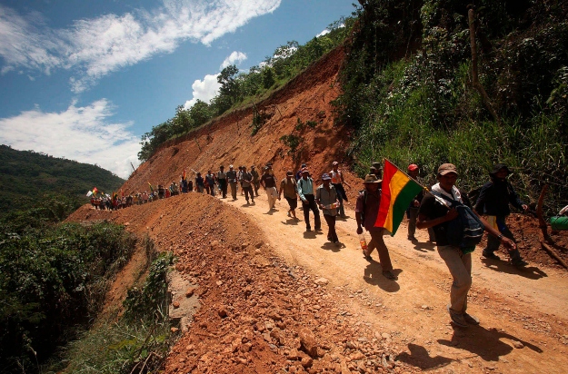San Pedro de Caranavi, 2011. október 9. Bennszülöttek menetelnek a bolíviai San Pedro de Caranaviban 2011. október 9-én, egy nemzeti parkon áthaladó út építése 