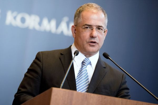 Kósa Lajos 8 éven át valótlanul szerepelt diplomásként a parlament honlapján