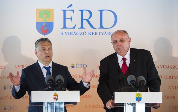 Kipakolt a korábbi cégvezető, pénzmosással és zsarolással vádolja a fideszes polgármestert