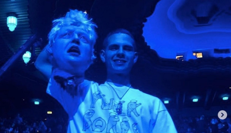 Masszív üzenetet küldött a brit rapper Boris Johnsonnak: lefejezett bábuval lépett a színpadra
