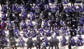 Előkerült egy videó, amin kínai rendőrök elvezetnek több száz bekötött szemű kisebbségit