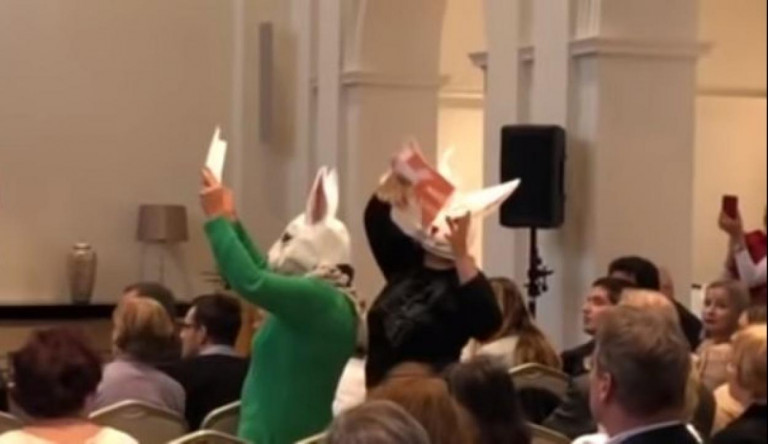 Nyúljelmezben kérték számon a vitát Tarlóson