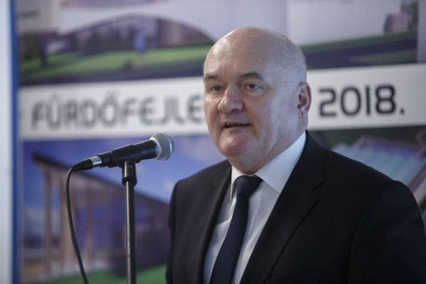 Súlyos videó: Hende Csaba „hazaárulozással” hergeli a fideszes közönséget