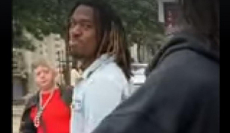 Egy idős nő leköpte az egyik Will Smith-szel fellépő fekete férfit