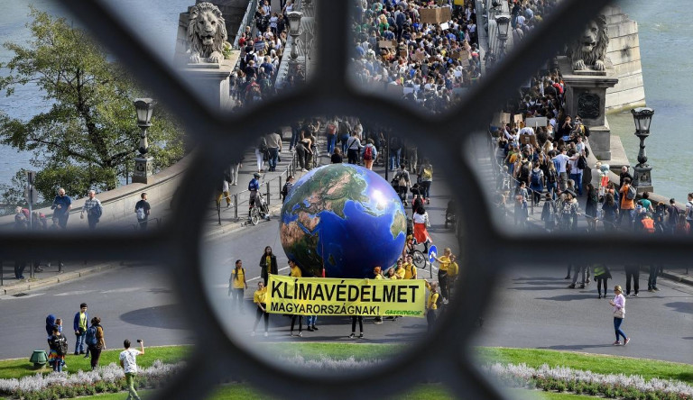 Sok ezer fiatal vonult utcára a klímaváltozás miatt Budapesten