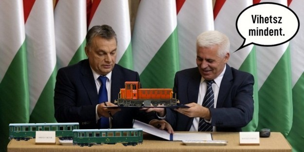 Ahogy sok nyíregyházi látja: Kovács Ferenc polgármester átadja Orbánnak a játékszert