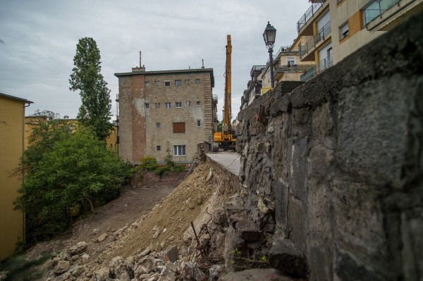 Bontani kezdték az omló Logodi utcai támfalat