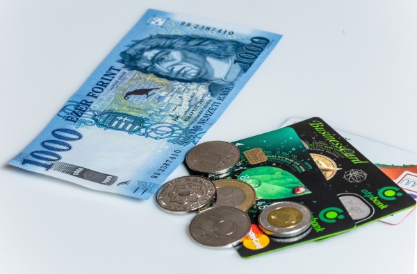 Nem engedte meg a testület a fideszes polgármesternek, hogy 10 ezer forintos utalványokat osszon a választás előtt