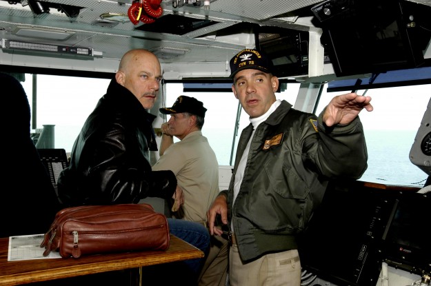 Rob Cohen (balra) az egyik filmjét készíti elő egy hajón