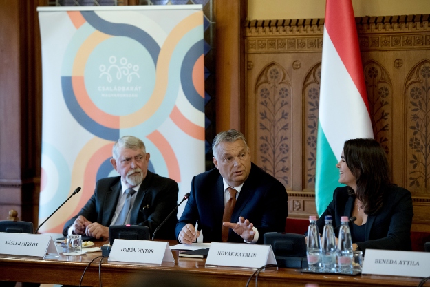 Orbán Viktor miniszterelnök (k), Kásler Miklós, az emberi erőforrások minisztere (b) és Novák Katalin, család- és ifjúságügyért felelős államtitkár.