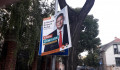 A fideszes polgármester-jelölt plakátja eltakarja a KRESZ-táblát az iskola mellett