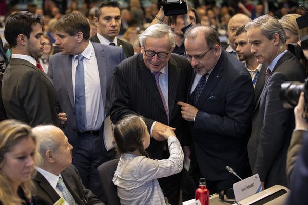 Greta Thunberg kezet fog Junckerrel