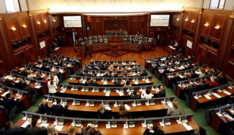 Előrehozott parlamenti választást tartanak ma Koszovóban