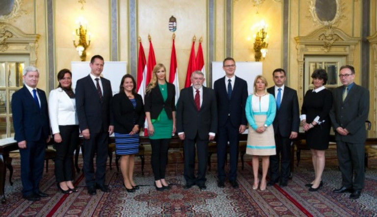 A nagy orbáni mesterterv a választásra: a nyugdíjasokat pénzelni, a tanárokat nevelni kell
