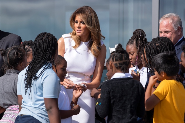 Melania Trump, Donald Trump amerikai elnök felesége Nemzeti Park Szolgálat ingyenes belépőjegyeit osztja a washingtoni Amidon-Bowen Általános Iskola tanulói köz