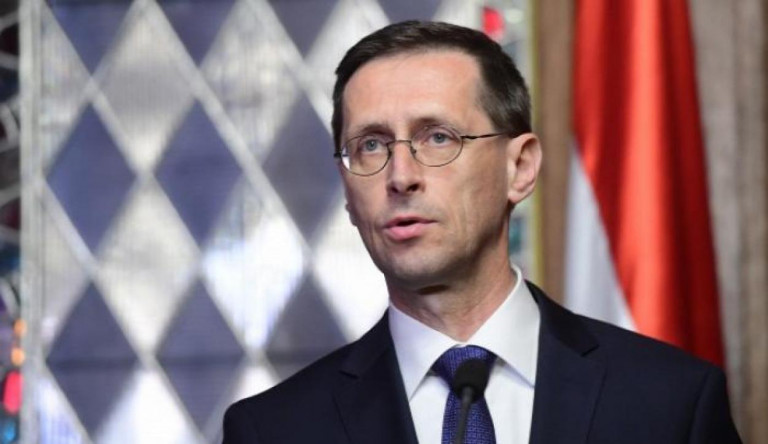 Varga Mihály kamerába mondta: mától érkezik a családi adóvisszatérítés a bankszámlákra