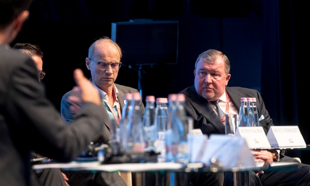 Pio Wennubst (b), mellette Nyikolaj Koszov, a Nemzetközi Befektetési Bank (NBB) elnöke a Budapesti Víz Világtalálkozón. 